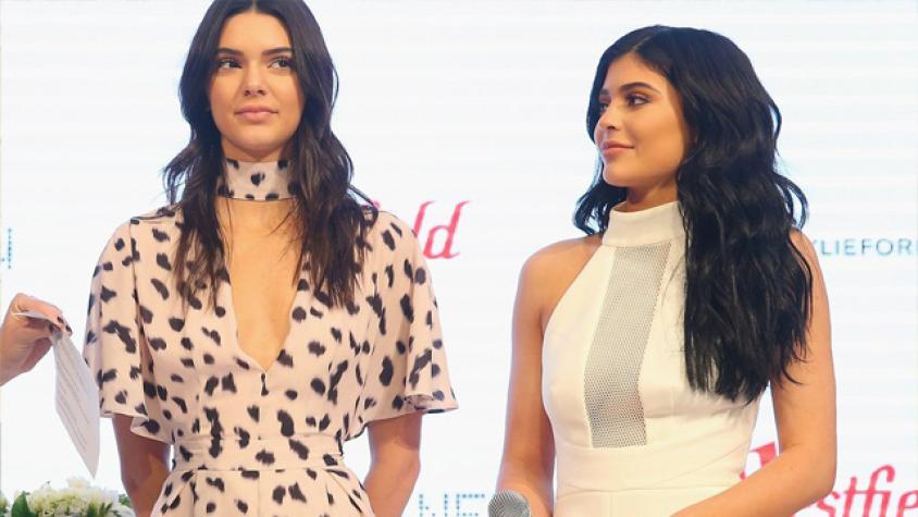 Kylie y Kendall Jenner fueron atacadas con huevos