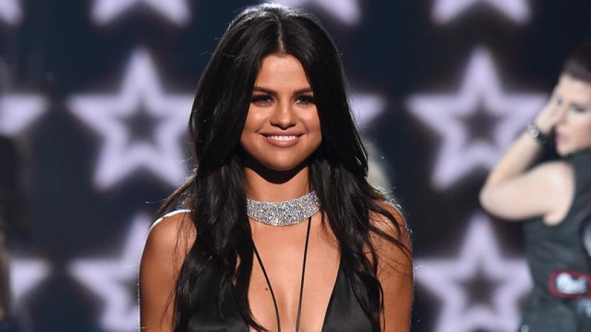 Selena Gomez se convierte en una hermosa “Hipster”