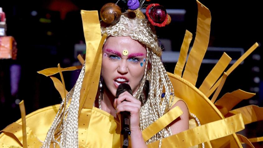 Miley Cyrus se sube en topless al escenario y con Pamela Anderson