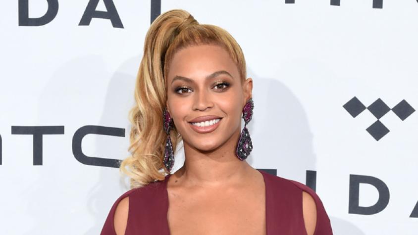 Beyoncé aparece vestida como un horrible árbol de navidad