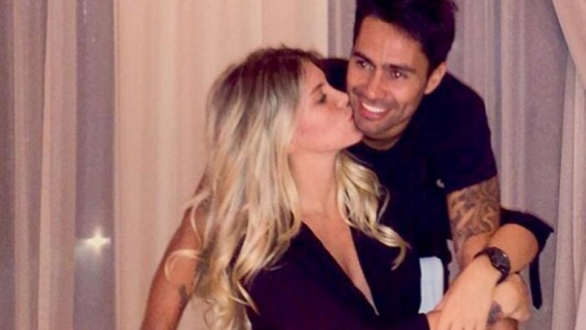 Coté López celebró sus 27 con fiesta hippie