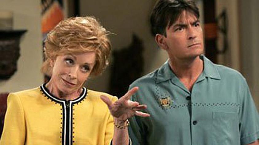 Mamá de Charlie Sheen en “Two and a half men” reconoce relación con joven actriz