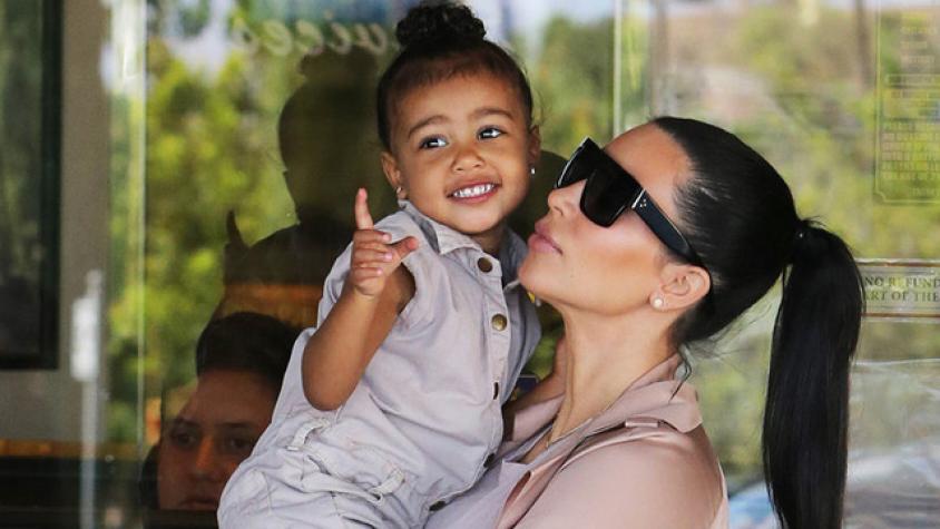 El Twinzzie Up navideño de Kim Kardashian y su hija North