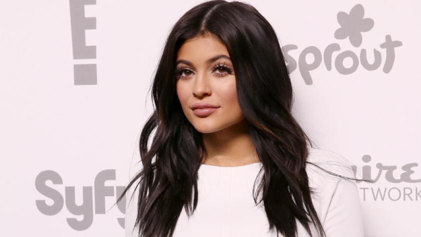 Kylie Jenner “enchuló” su Ferrari con temática navideña