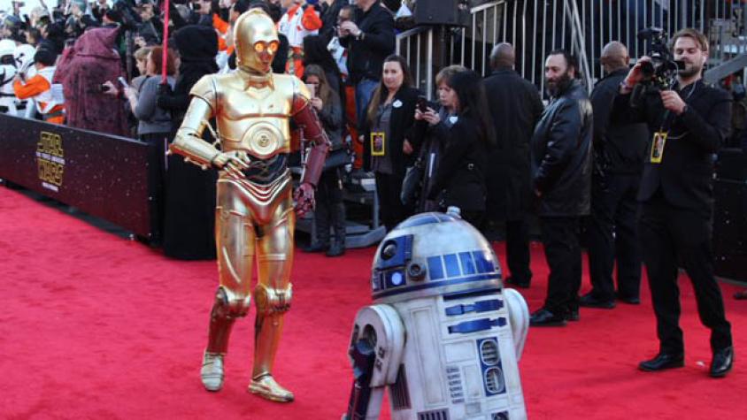 Robots y androides se robaron las miradas en la alfombra roja de "El Despertar De La Fuerza"