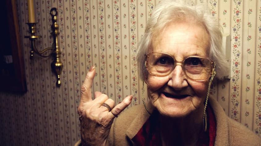 Abuelita de 93 años vestida de colores hace furor en Instagram