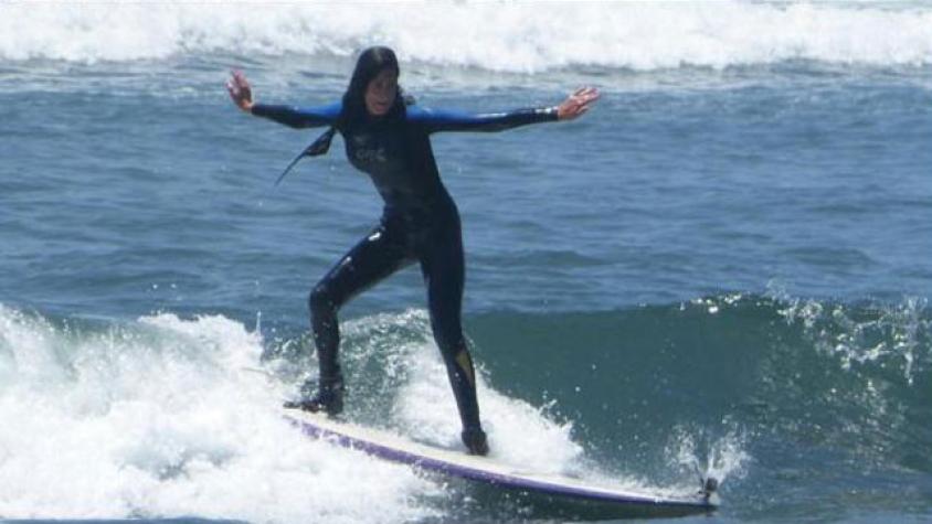 Adriana Barrientos da a conocer su nuevo hobby: Surfear 