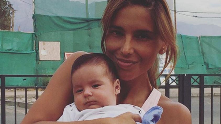 Carla Ballero hizo debutar al pequeño Mateo en la piscina