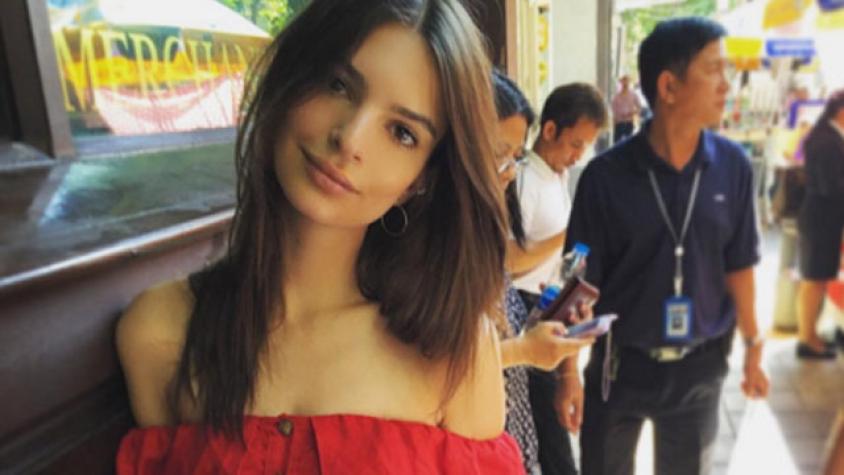 Emily Ratajkowski provoca con escote hasta el ombligo y ceñido vestido