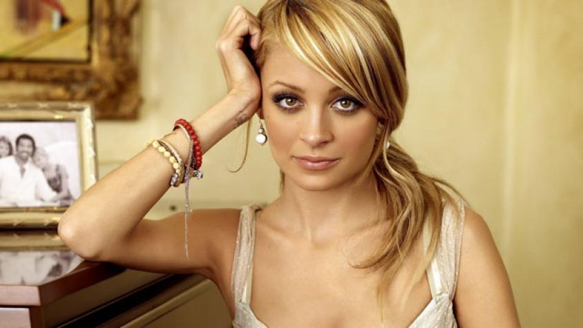 Sorprenden a Nicole Richie con rostro decaído en medio de un evento fashion