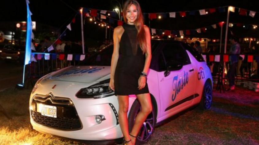 “Pampita” subió al columpio a los paparazzis