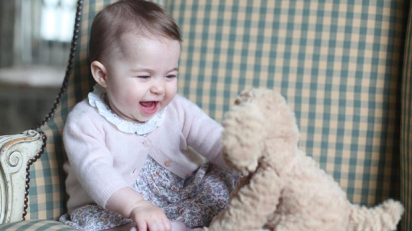La princesa Charlotte tiene su primer lápiz labial
