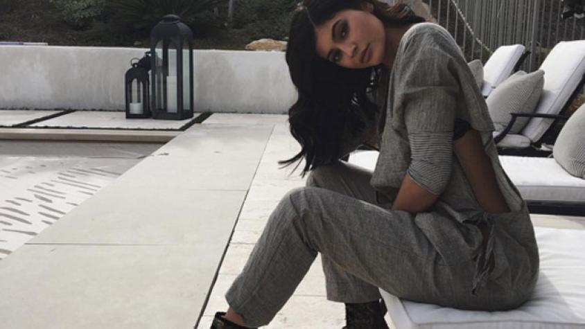 Kylie Jenner roba suspiros y miradas con sexy foto en lencería roja.