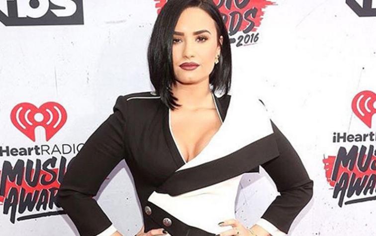 El impactante escote de Demi Lovato en premiación ¡Desde otro ángulo!