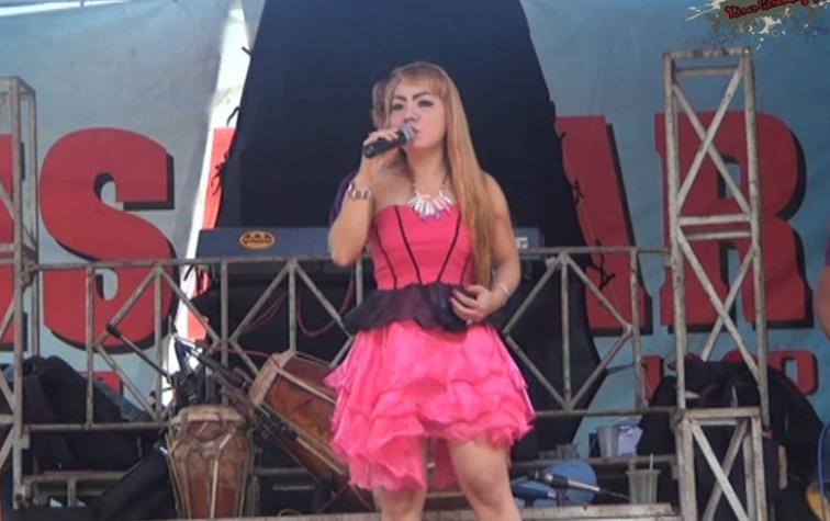 Cantante murió al ser mordida por una cobra en el escenario