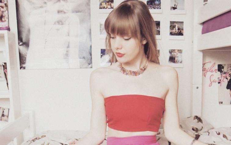 Esta joven imita los looks de Taylor Swift a la perfección