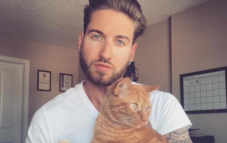 Sexy modelo causa furor por entrenamiento con su gato