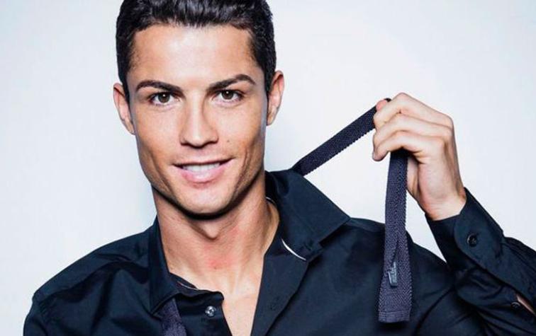 Captan a Cristiano Ronaldo al sol con despampanante y desconocida mujer Captan a Cristiano Ronaldo al sol con despampanante y desconocida mujer