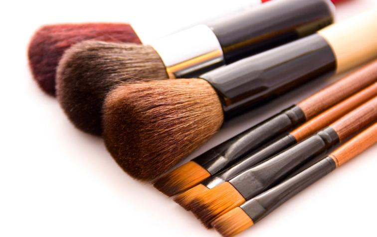 La razón por la que debes lavar la brocha de maquillaje