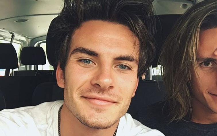 Vocalista de Dvicio se disculpa por error sobre Juan Gabriel en los Latin Grammy