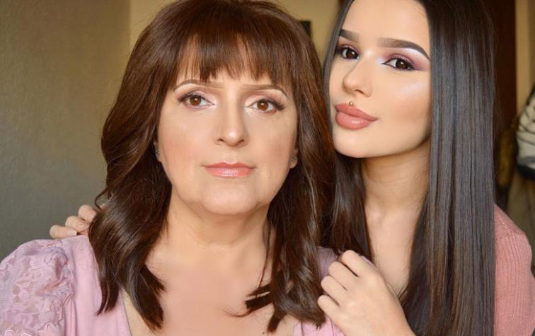 Joven realiza tutorial de maquillaje con su madre que padece cáncer
