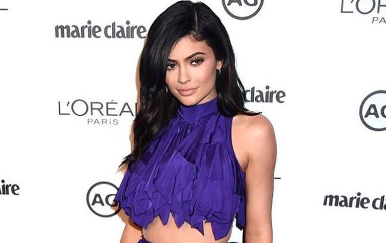 Kylie Jenner juega con rumores de cirugía mamaria