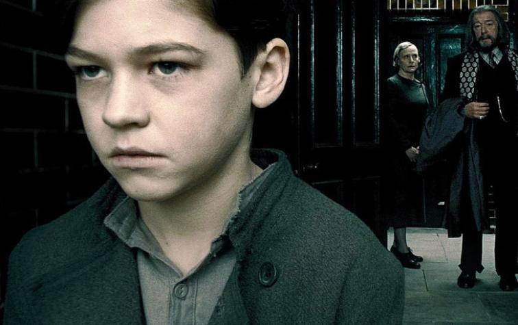 Lord Voldemort ha crecido y así luce ahora el actor que encarnó al villano de Harry Potter de niño