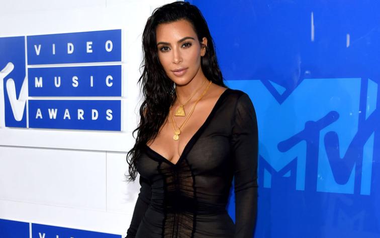 Kim Kardashian aparece con vestido transparente y sin ropa interior