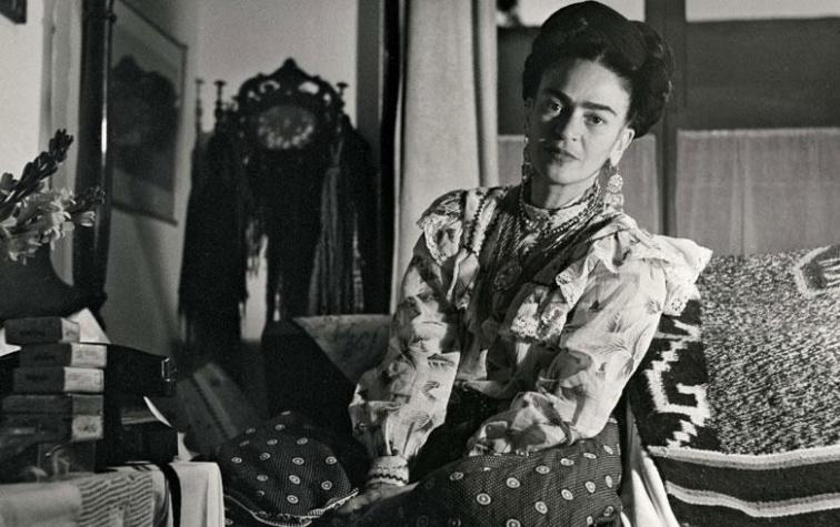 Dan a conocer prendas de Frida Kahlo que permanecieron ocultas 50 años