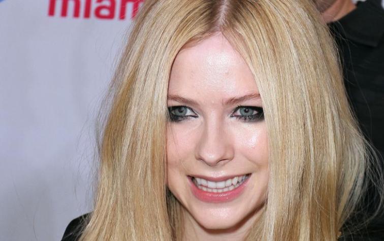 La extraña fotografía culpable de revivir la teoría de que Avril Lavigne murió en 2003