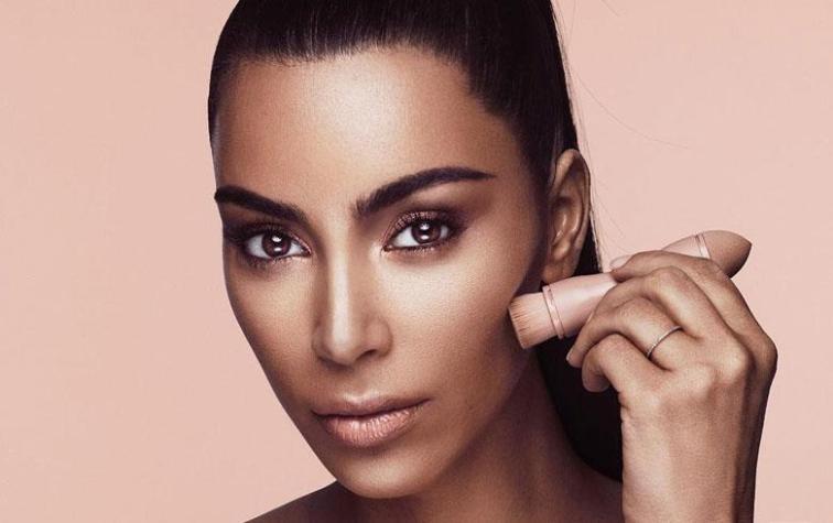 Kim Kardashian muestra su antes y después tras usar su línea de maquillaje