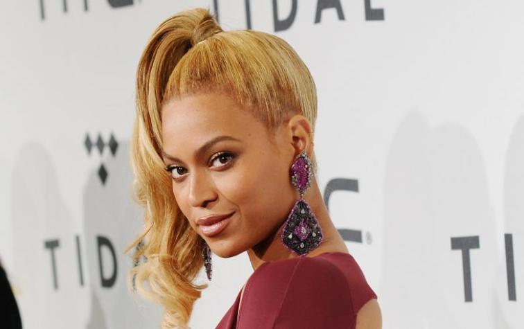 Beyoncé comparte foto tomando vino y desata la furia de sus seguidores