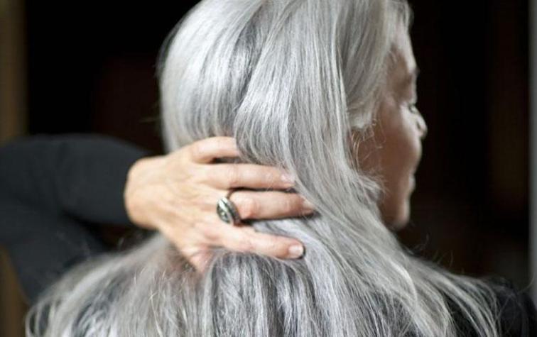 Adiós al pelo teñido, las canas están de moda