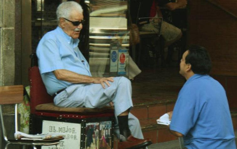 Fue millonario, viajó por el mundo y ahora limpia zapatos en la calle