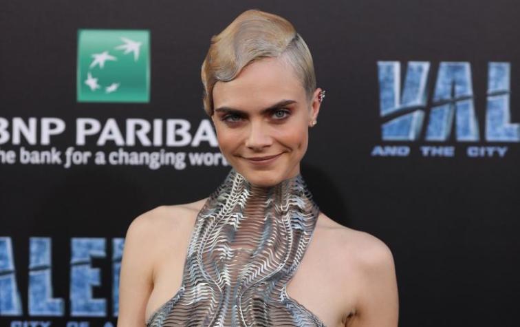 Cara Delevingne posó en topless junto a reconocida modelo y encendió las redes sociales