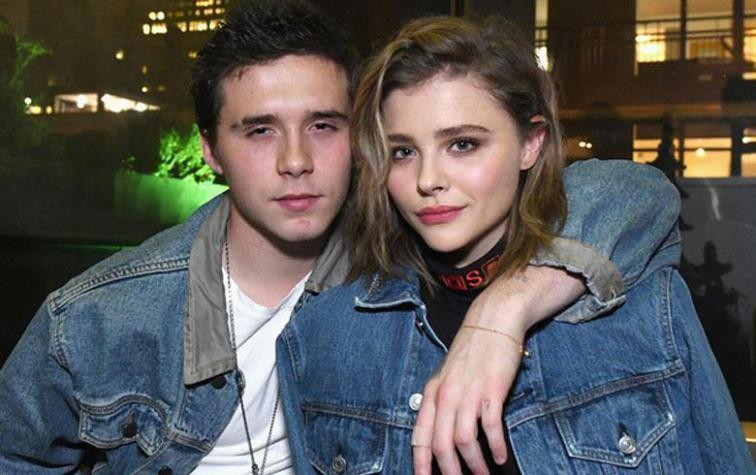 ¡Chloë Grace Moretz fue captada usando un anillo en ese dedo!