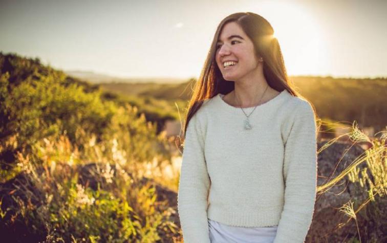 Conoce a la adolescente que tiene el cabello más largo del mundo