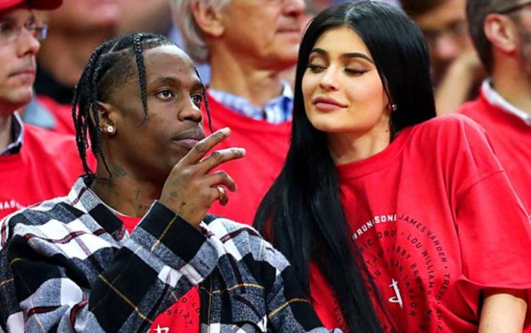 El "mensaje oculto" en la primera selfie de Kylie Jenner y Travis Scott tras convertirse en padres