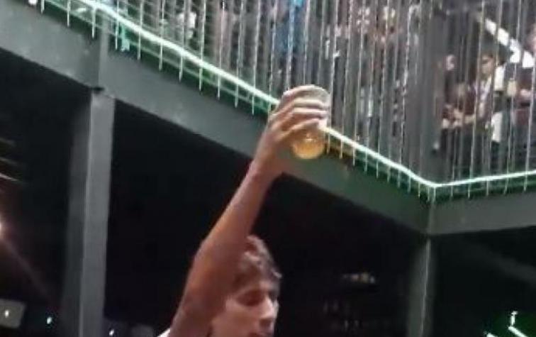 Mago hizo truco con cerveza en un bar y provocó la locura de los presentes