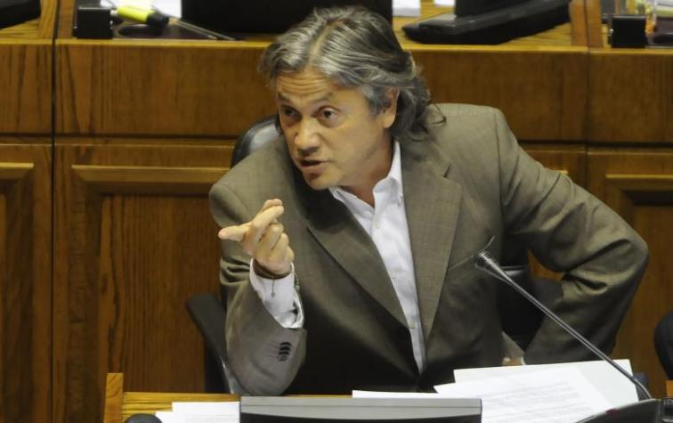 El papelón de Alejandro Navarro al tratar de decir "Red Hot Chili Peppers" en el Congreso