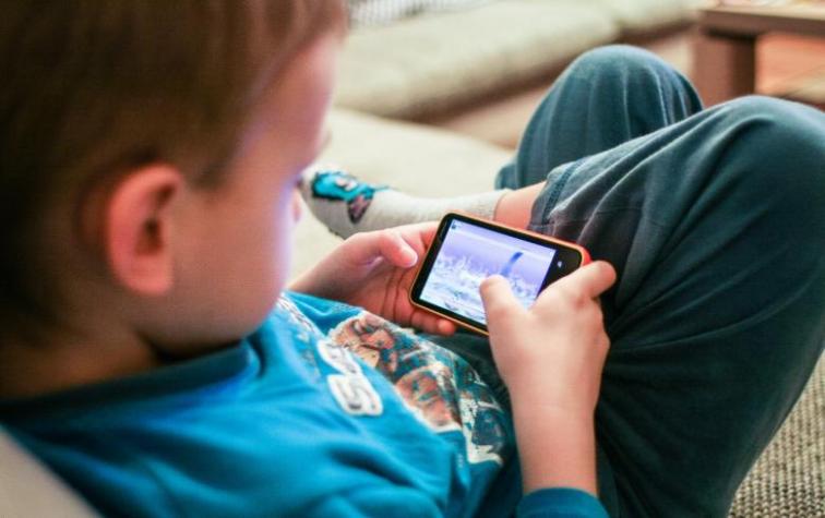 Niño bloqueó un iPhone por los próximos 48 años