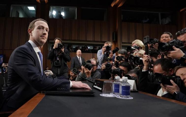 Así bautizó la prensa el particular traje que vistió Mark Zuckerberg en el Congreso
