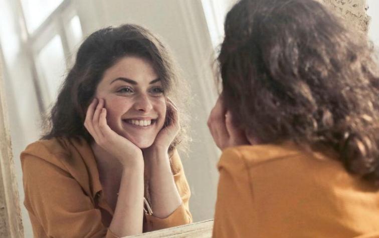Los beneficios de incluir el agua de rosas en tu rutina de cuidado facial