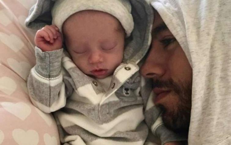 La particular forma en que Enrique Iglesias cargar a su hijo