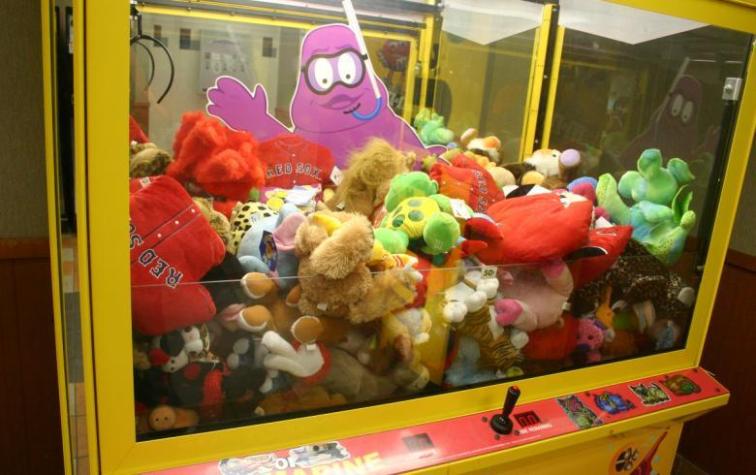 Estudiante chileno revela sencillo truco para ganar siempre en la máquina de los peluches