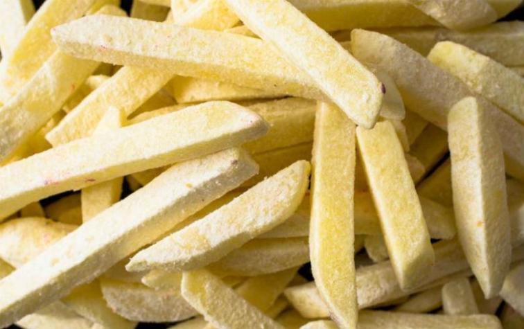 Video de joven friendo papas fritas congeladas es viral en redes