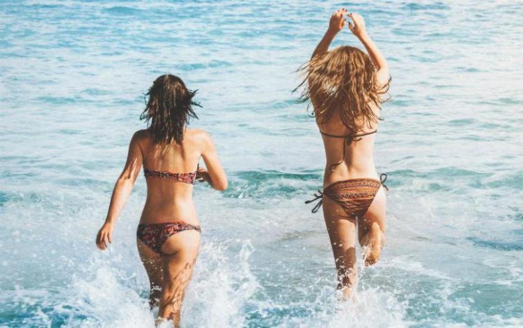 Usar el bikini al revés: la nueva tendencia que revoluciona las redes sociales