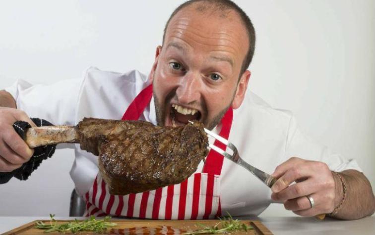 Youtuber desafió a todos al comer carne cruda en un festival vegano