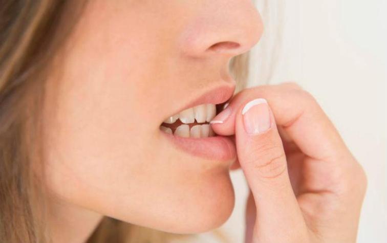 Mujer contrajo cáncer por comerse las uñas: le amputaron un pulgar