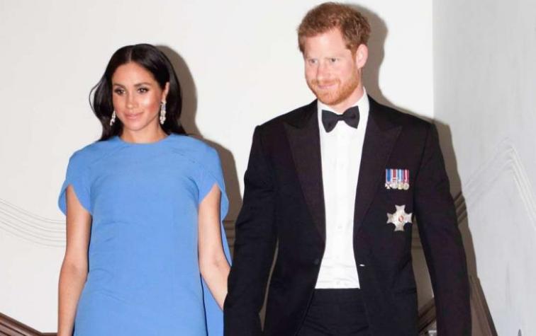 Meghan Markle luce su embarazo en visita a Fiji con el príncipe Harry